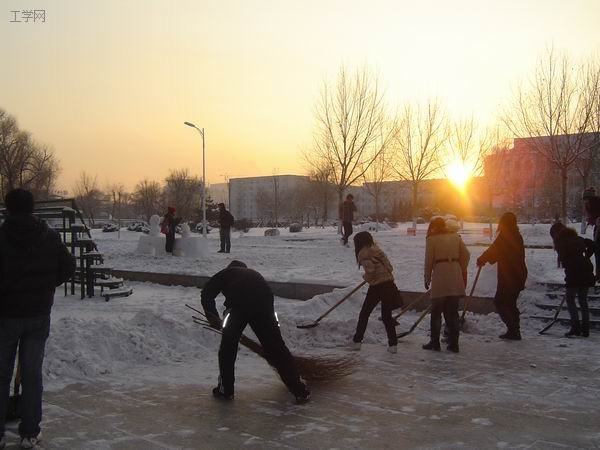 外语系顺利完成积雪清扫工作