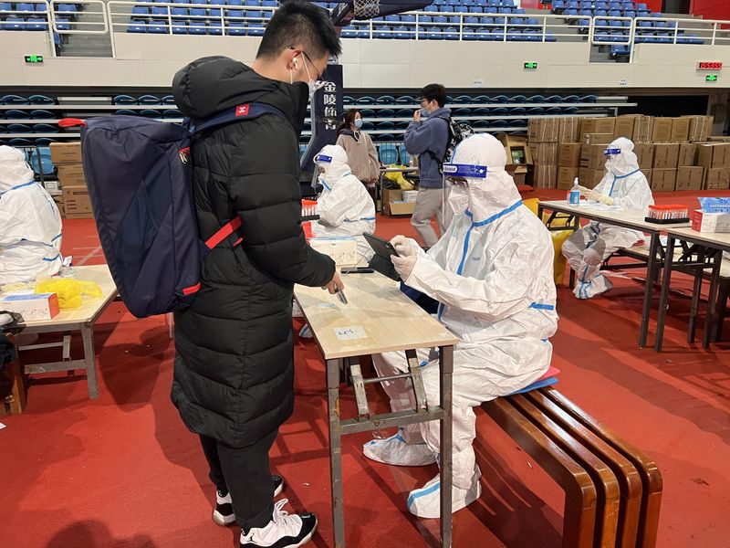 戮力同心 共抗疫情 太阳成集团tyc9728教师志愿服务学校核酸检测工作