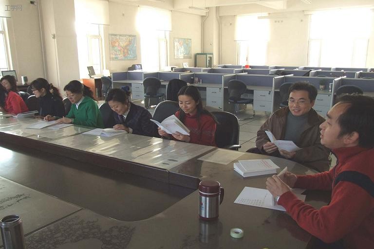 外语系开展“深入贯彻学习十七大精神”系列活动