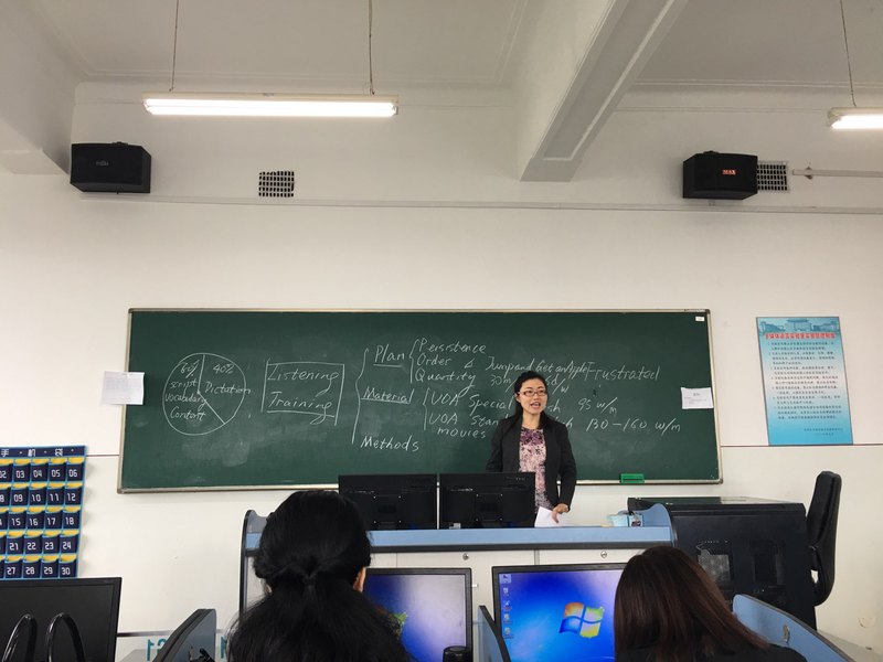 大学英语教研部第二教学团队开展教学观摩研讨活动