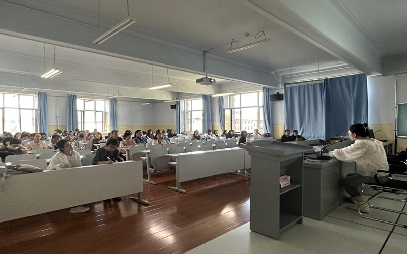 太阳成集团tyc9728举办人工智能赋能外语教育教学数字化转型培训会