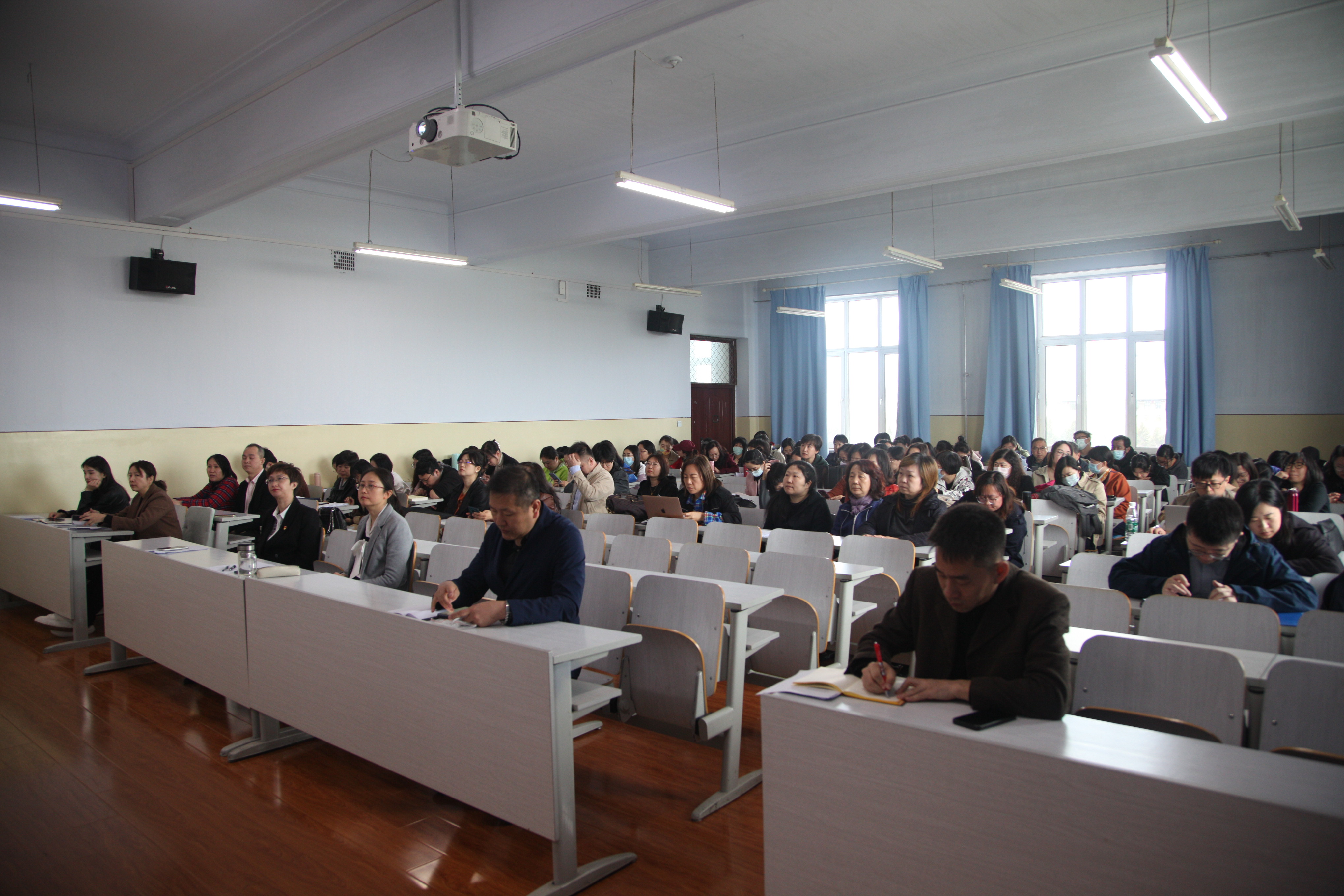 太阳成集团tyc9728召开党纪学习教育警示教育会